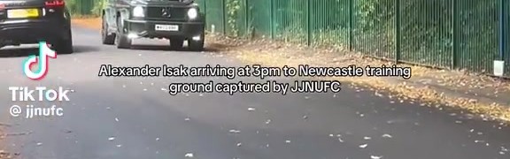 开云登录入口地址-纽卡小球迷追逐伊萨克座驾，高呼老鼠并勒令其离开