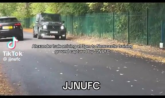 开云登录入口地址-纽卡小球迷追逐伊萨克座驾，高呼老鼠并勒令其离开