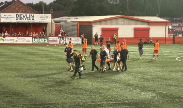 开云电子-曼联新星科内重伤离场 19岁小将佩戴护具担架送医